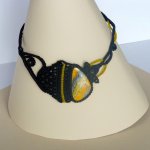 Zwart/geel micro-macramé collier met een natuursteen, jaspis 